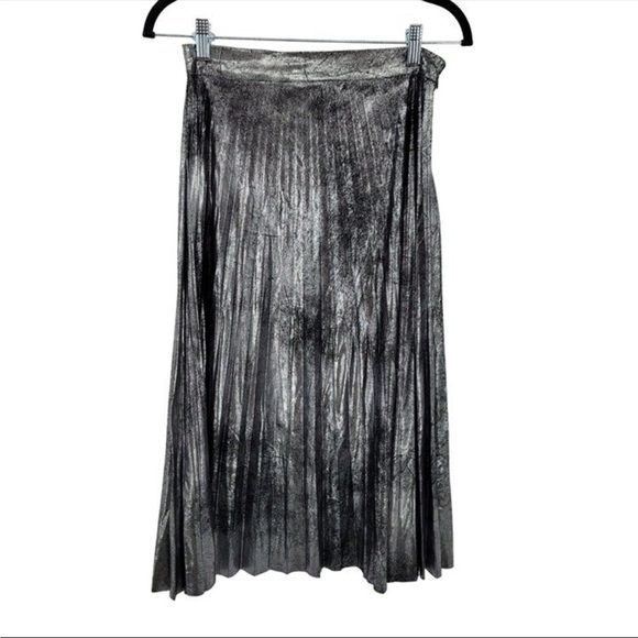 Romeo & Juliet Couture Dresses & Skirts - Romeo & Juliet couture midi pleated metallic distressed silver skirt Size med